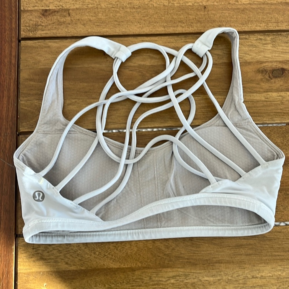 White lululemon sports bra